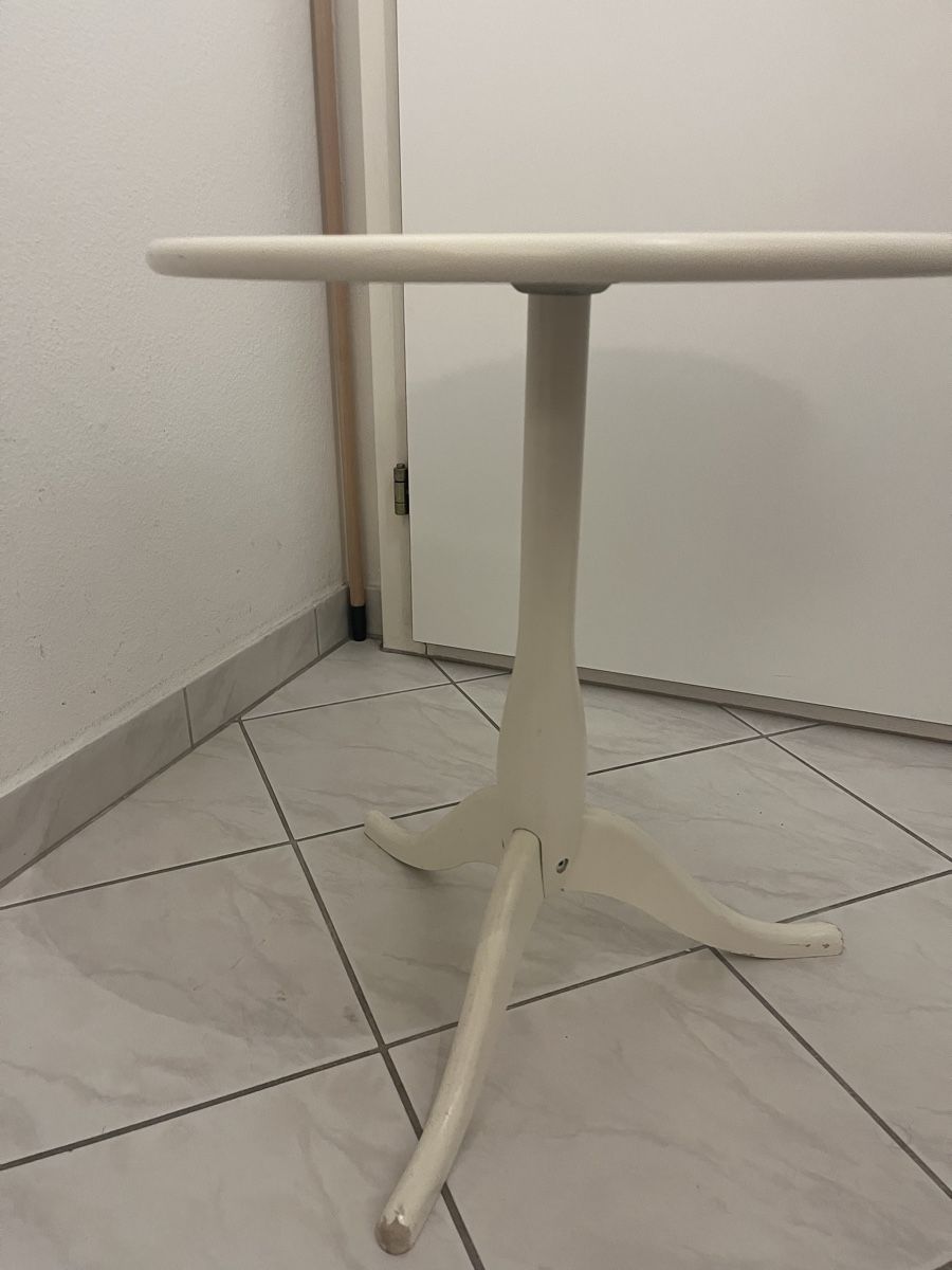Tavoli: Round side table, white lacquered, tripod base (50x58 cm) – Usato da Zürich venduto da fer_l57x 3