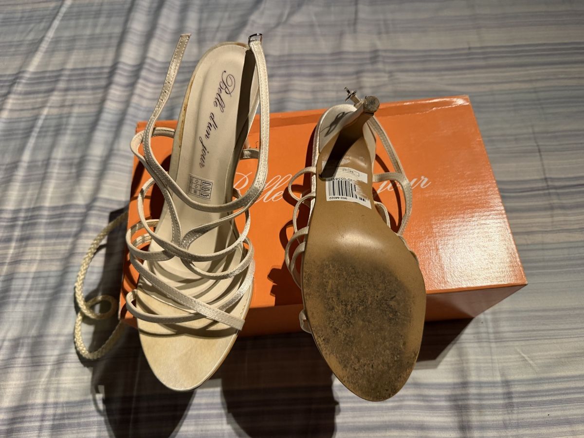Scarpe da donna: Sandales crème à talons  – Usato da Chancy venduto da dia_tb2t 1
