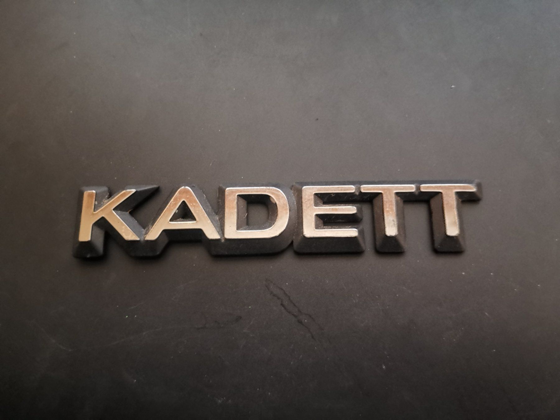 Schilder: Kadett Emblem Schriftzug – Gebraucht aus Escholzmatt von Lagano