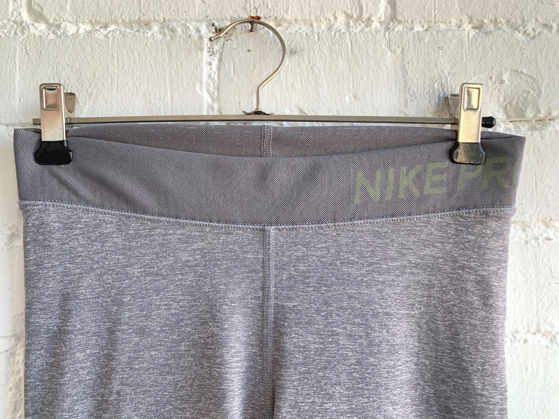 Nike Leggings: Hellgraue Trainingsleggins von Nike – Usato da Bern venduto da Fraeuleinhonig 3