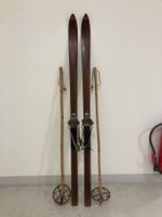 Ski, alte Holzski mit Lederbindung und Stöcken (AA 1)