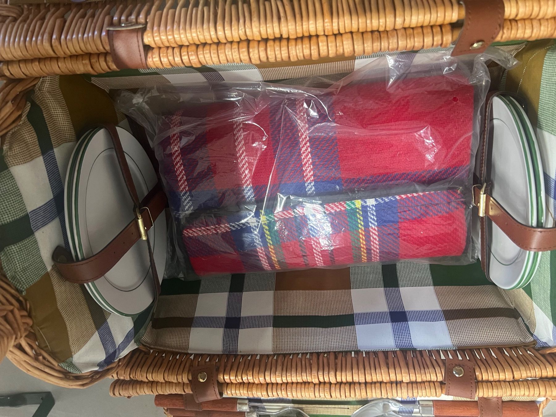 Sonstiges für Haushalt & Wohnen: Picknick Korb (neu) mit Decke, Teller, Besteck – Neu (gemäss Beschreibung) aus Bellach von Fschoenbaechler 2