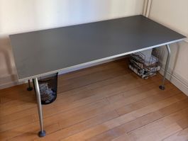 Schreibtisch grau, 180 cm breit, gebraucht