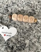 Handgemachter Namens-Schlüsselanhänger «LEON» aus Holz.