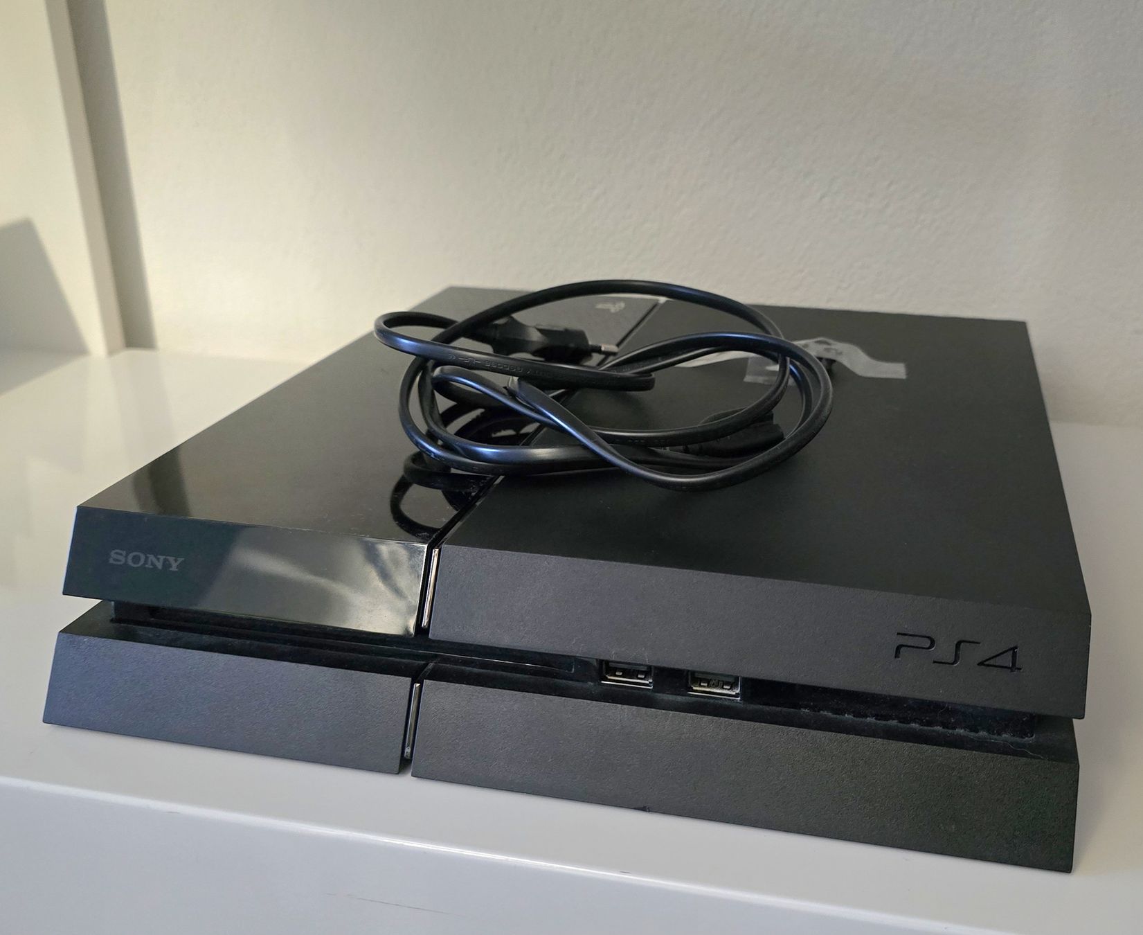 Sony Console: Sony PlayStation 4 Console with Power Cable (without HDD) – Usato da Triesenberg venduto da mbli2024