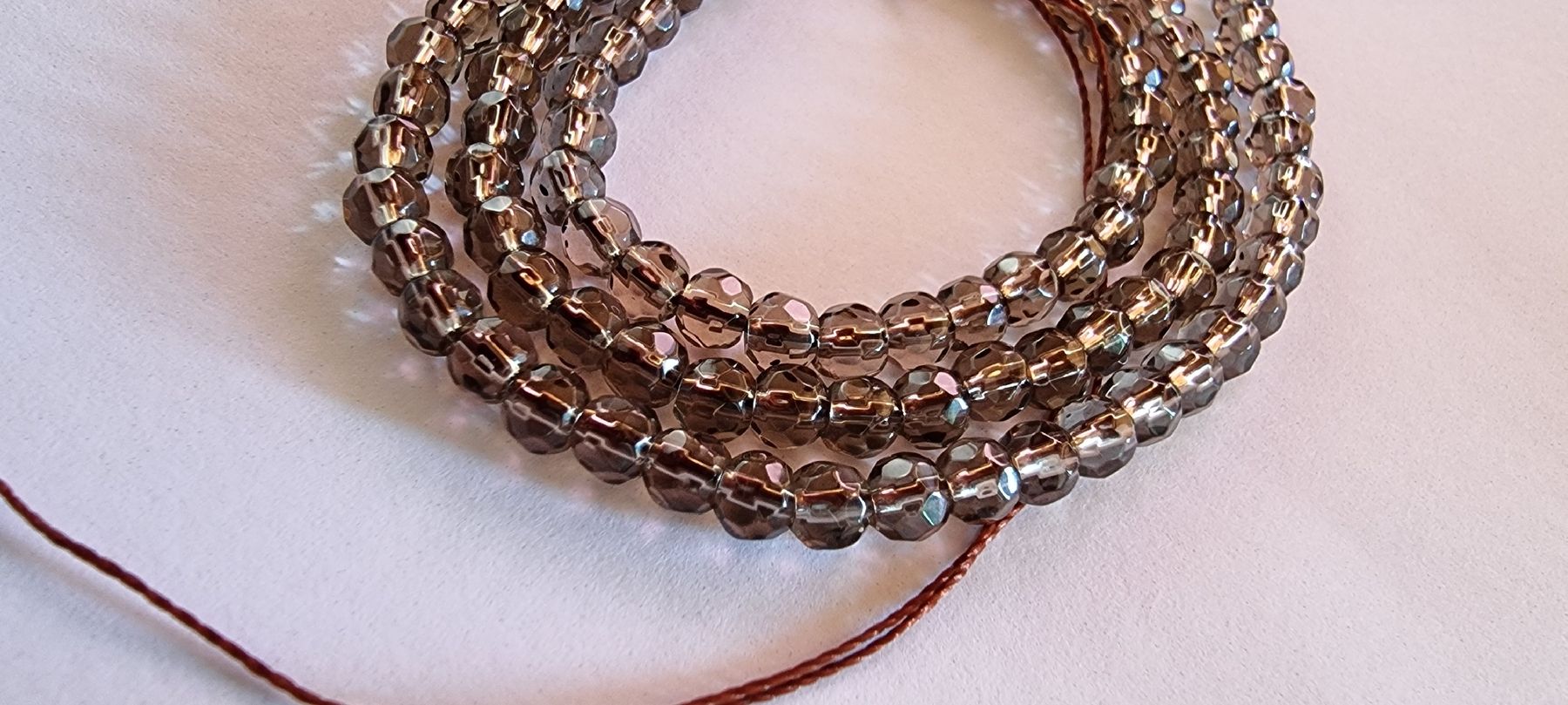 Minerali & Pietre curative: Rauchquarz facettiert 4mm. Strang – Nuovo e nell'imballaggio originale da Menziken venduto da Mirager