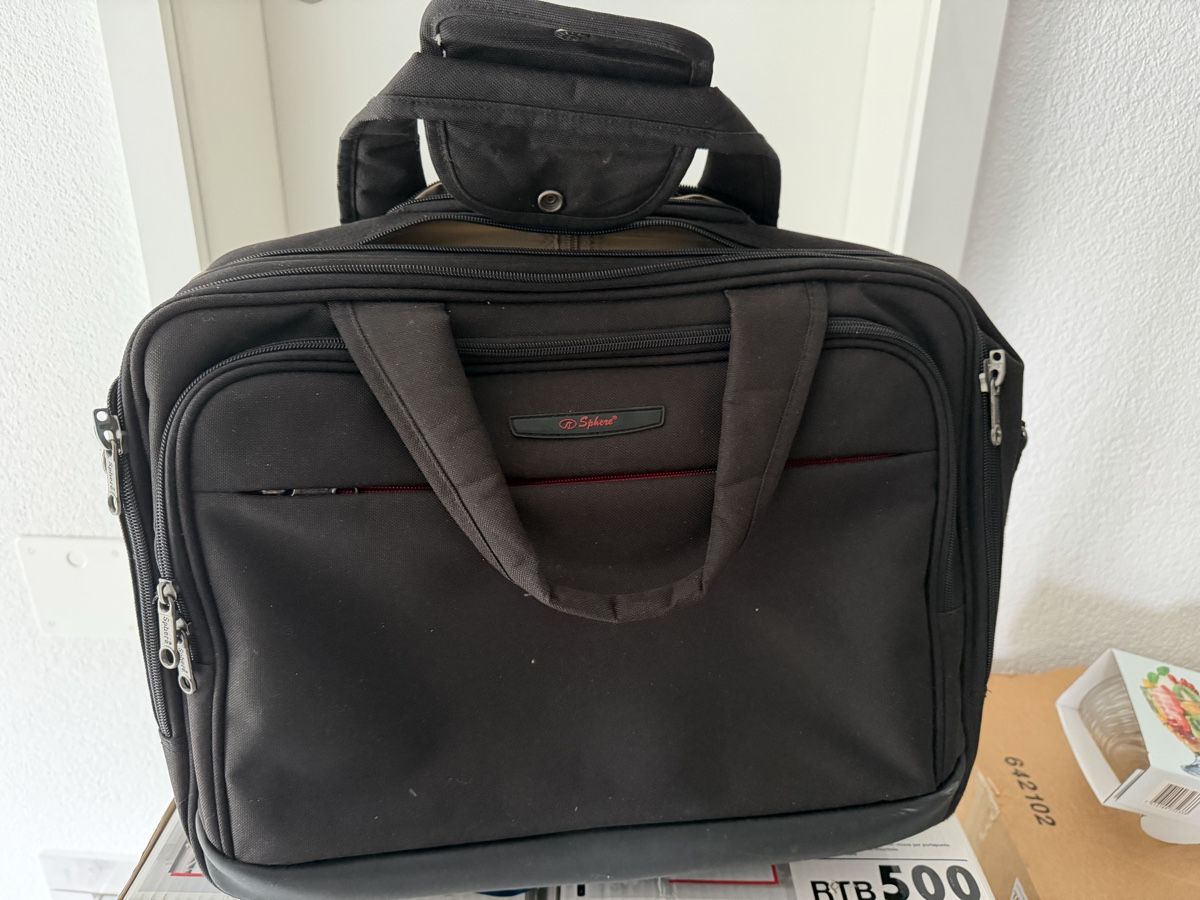 Sacs: Laptoptasche Sphere schwarz mit Schultergurt gebraucht – D'occasion à Oberbuchsiten par Leopard95