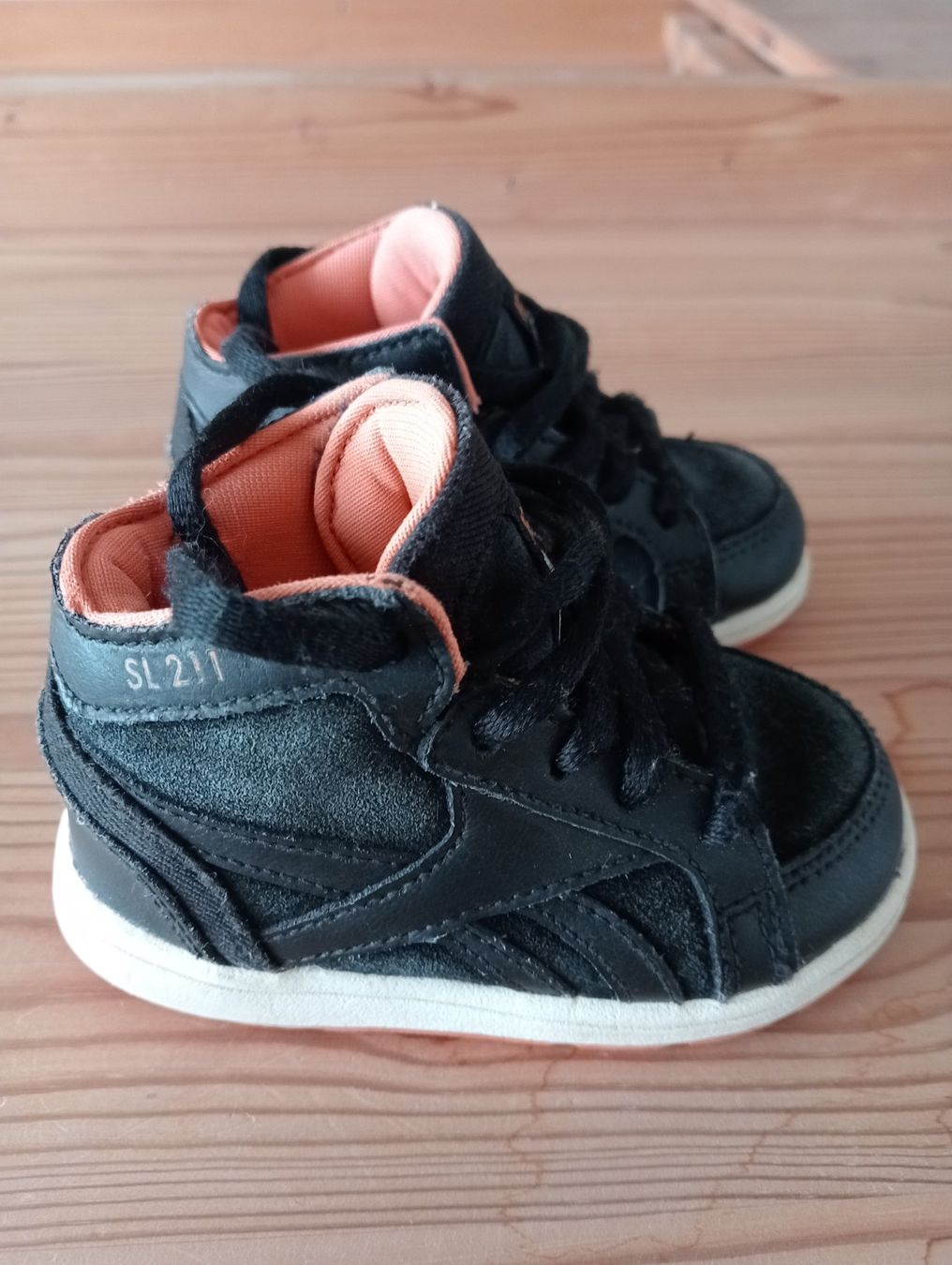 Reebok Scarpe per ragazzi: Kinderschuhe Reebok, Gr. 19.5 – Usato da St.Niklausen LU venduto da Wirdbereitsverwendet 1