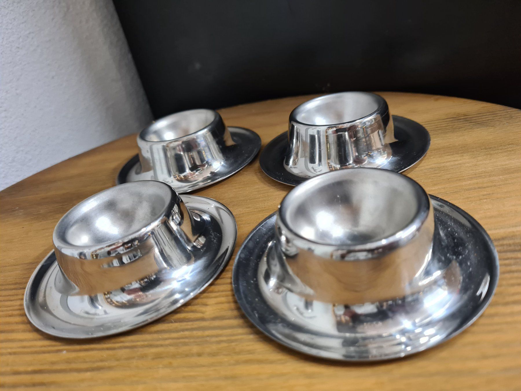 Geschirr: Küchen Utensilien/ 4 Edelstahl Eierbecher – Gebraucht aus Amriswil von  1