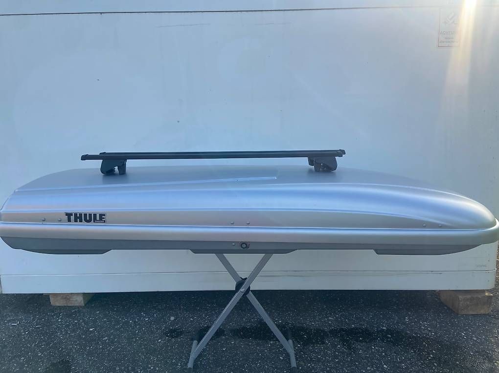 Coffres de toit: Flache XXL Thule Flow Dachbox mit oder ohne Dachträger – D'occasion à Leuzigen par Doppelrad