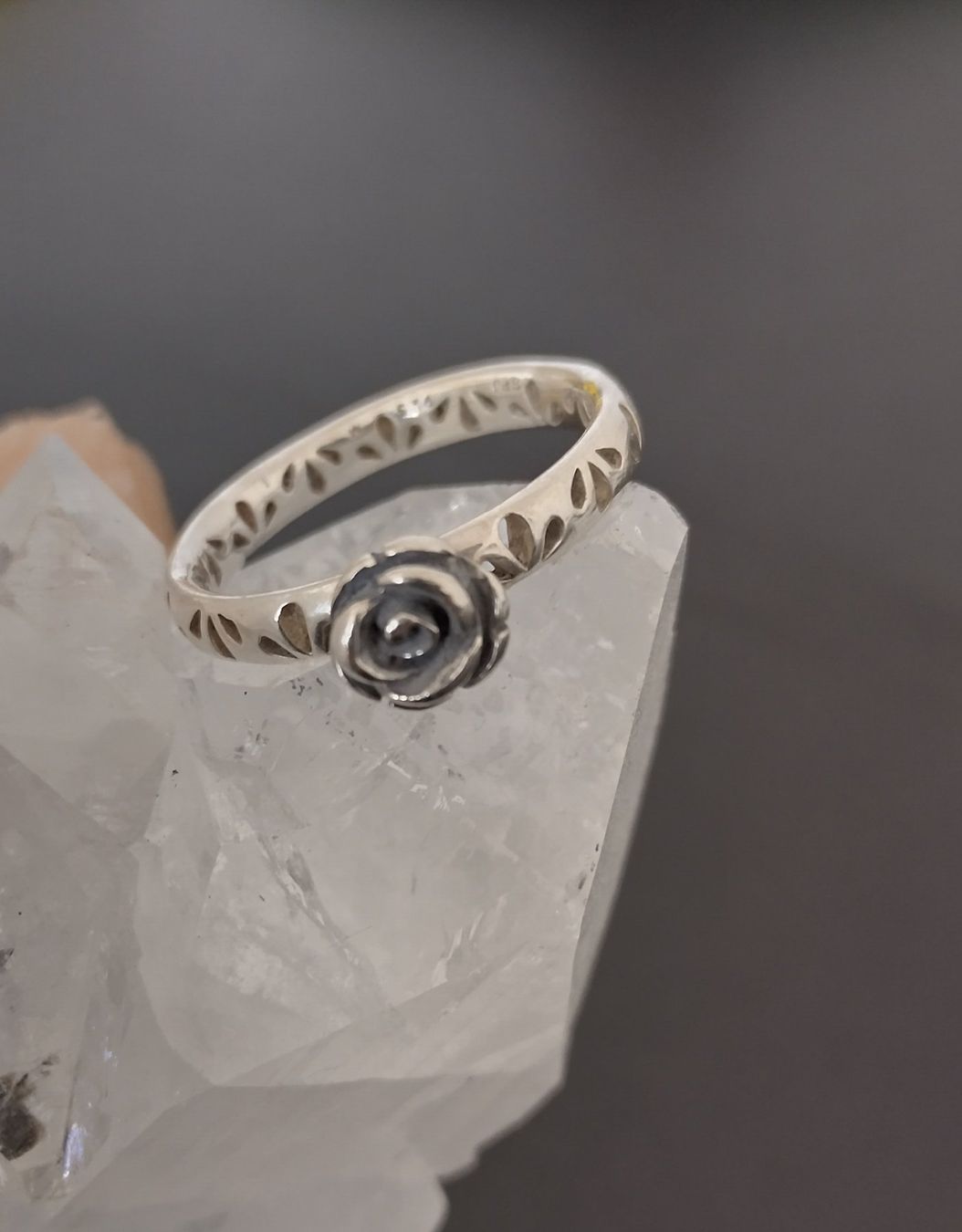Anelli: LEICHTER RING MIT ROSE BLUME SILBER 925 – Usato da Romanshorn venduto da Glitzer-Paradies