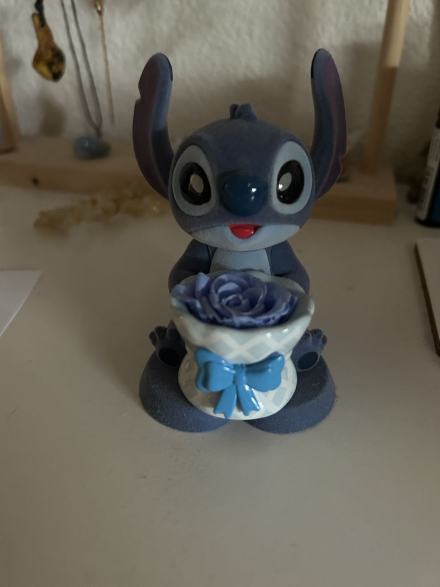Disney Statuette: Disney Stitch Figur mit Rose – Nuovo (secondo la descrizione) da Pfäffikon SZ venduto da yello13