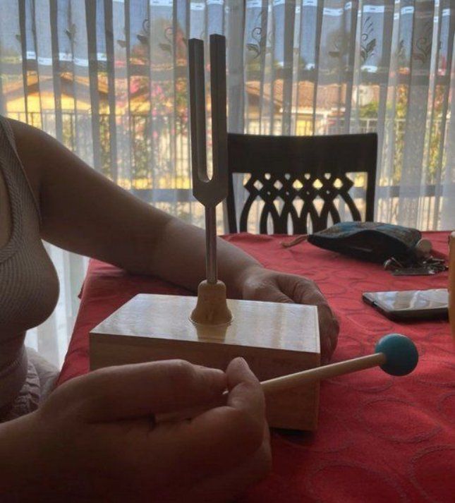 Dispositivi per massaggi: Chakra Stimmgabeln mit Resonanzkasten 528 Hz – Nuovo e nell'imballaggio originale da Bremblens venduto da LOVA-MUSICA-SHOP