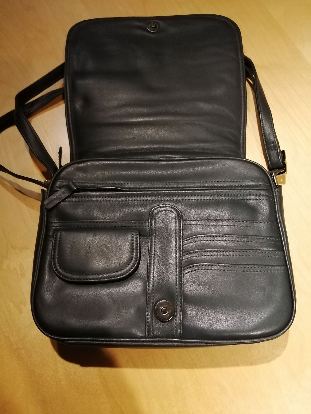 Taschen für Damen: Schwarze Ledertasche, viel Stauraum, NEU – Neu und originalverpackt aus Honau von holunder3 1