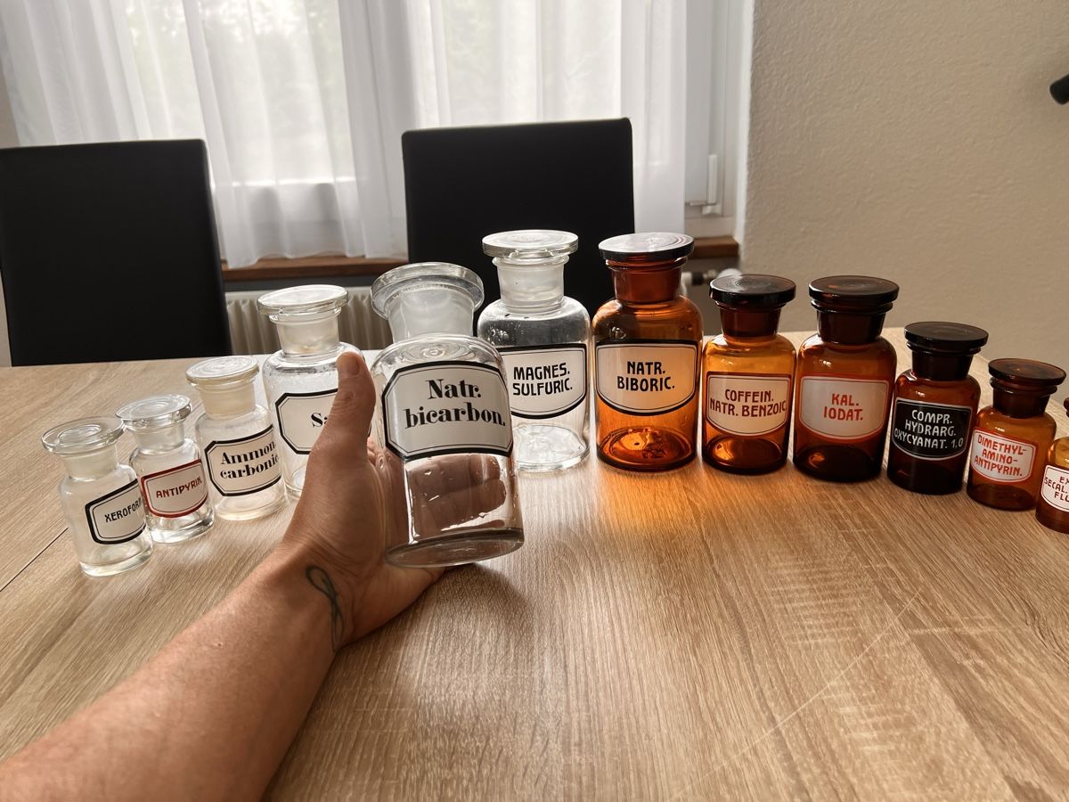 Laborbedarf: Antike Apothekergläser – Gebraucht aus Lyss von