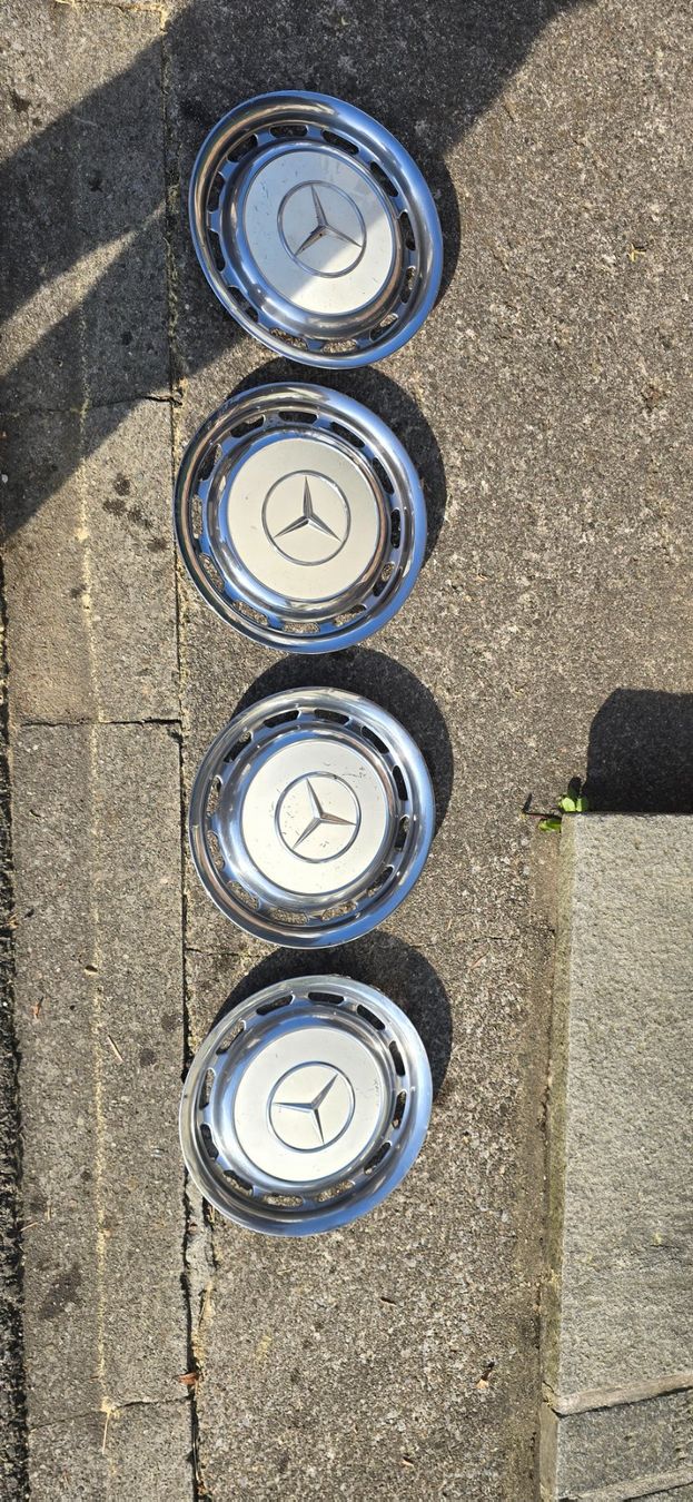 Mercedes-Benz Cerchioni: Originale W123 Mercedes Radkappen – Usato da Schänis venduto da mar_sv9x 4