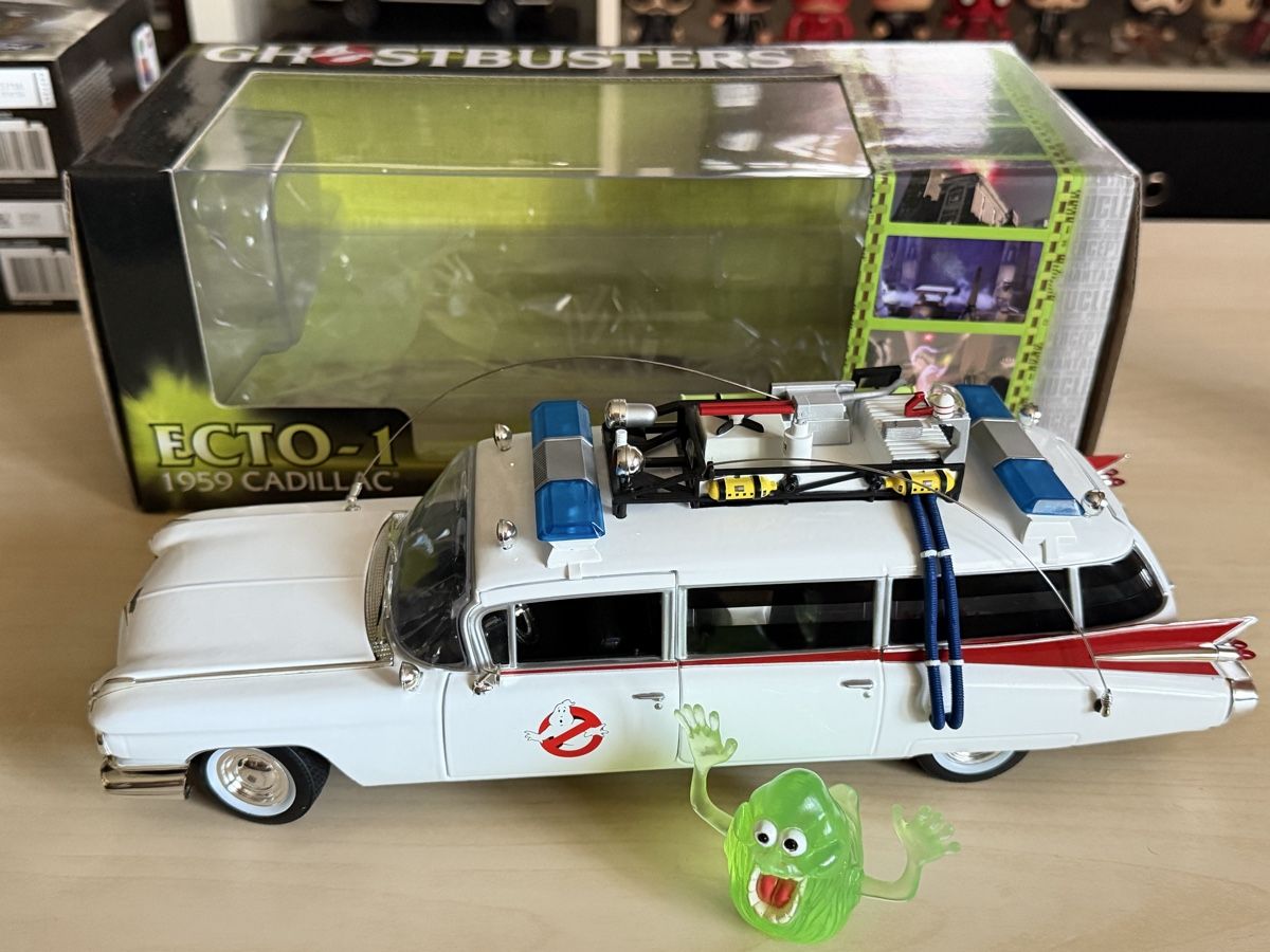 Cadillac Modellautos: Cadillac 1959 ECTO-1 Silver Screen Machines 1/18 – Neu (gemäss Beschreibung) aus Villarimboud von Beowulf1691