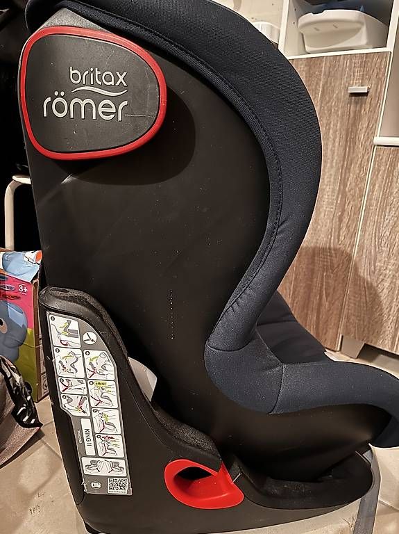Britax Römer Seggiolini per auto: Siège Römer King bleu nuit avec housse dété – Usato da Sottens venduto da mimi_78 1