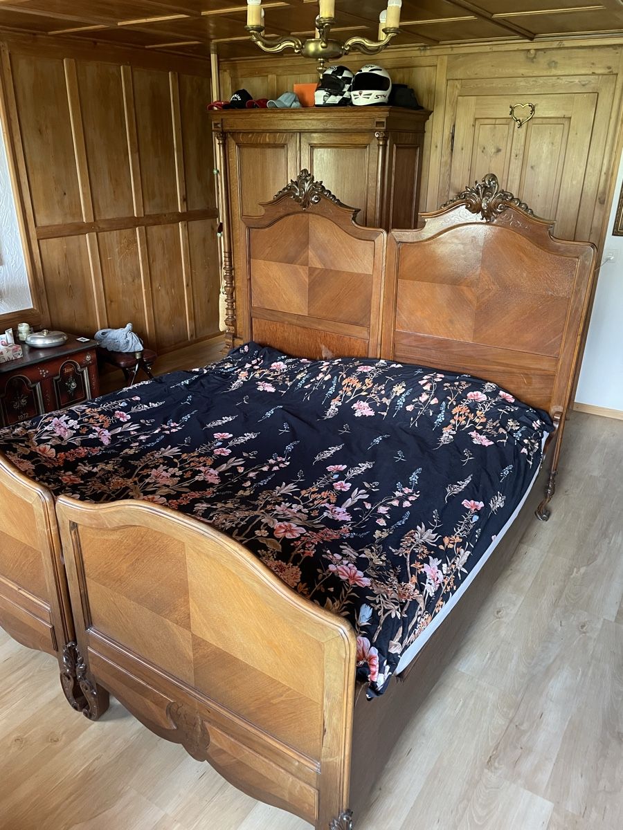 Letti: Antikes Doppelbett, Nussbaumholz, – Usato da uetendorf venduto da Stahr