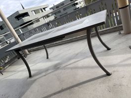 Ausziehbarer Gartentisch mit sechs Stühlen