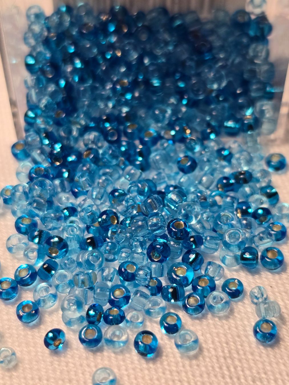 Perle (finte): Rocailles Perlen 2.5mm dunkel-hell blau – Nuovo (secondo la descrizione) da Basel venduto da Galia2001