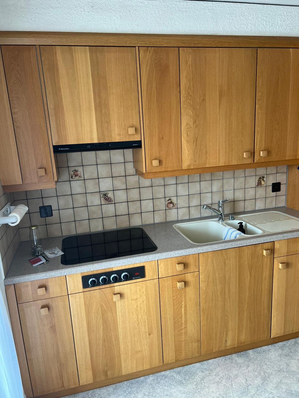 Cucine complete: Küche Eichenfront inkl. Geräten und Kühlschrank – Usato da St. Gallen venduto da afr_5bqw 1