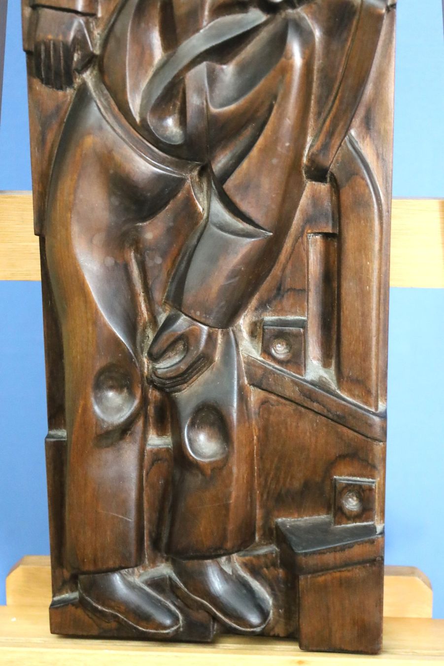 Skulpturen & Statuen: Holzskulptur "Arbeiter" Verso bezeichnet "Mutschnengia 1990" – Gebraucht aus Zug von Kunst-Fundgrube 4