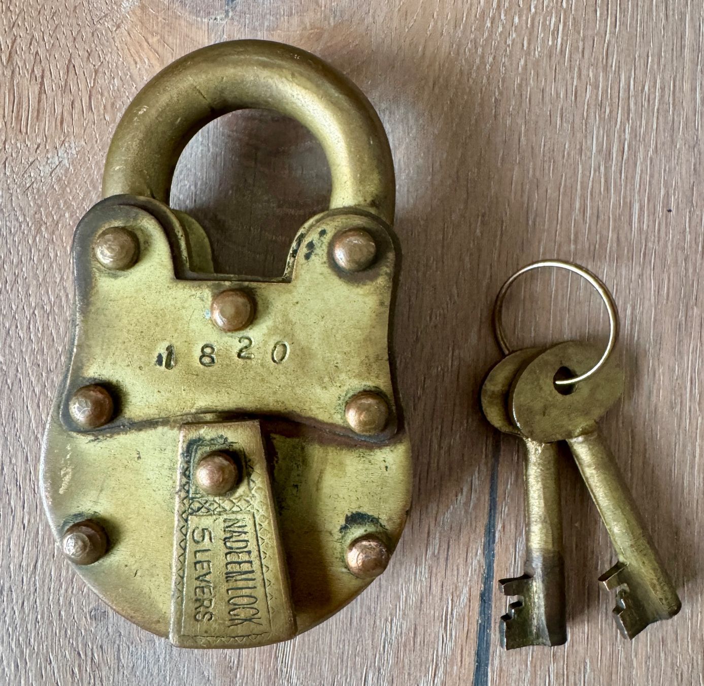 Schlösser: Antikes Vorhängeschloss mit Schlüssel Nadeemlock Slevers – Gebraucht aus Rothrist von Luckywinner 2