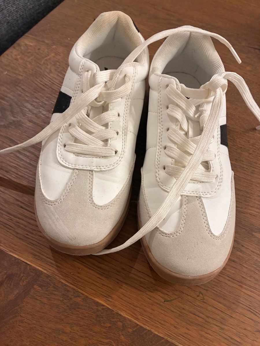 Scarpe per ragazzi: Schöne Turnschuhe Gr. 34 – Usato da richterswil venduto da lunamarie001
