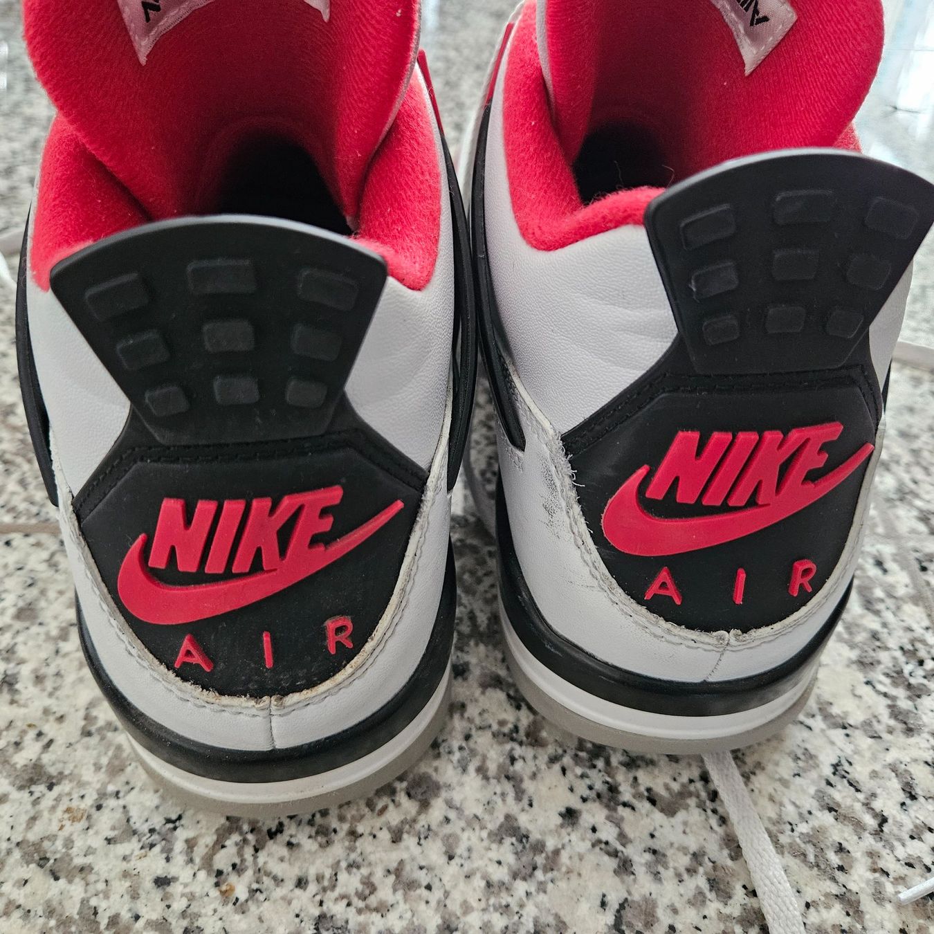Jordan Herrenschuhe: Nike Air Jordan 4 Retro Fire Red, Grösse 44 – Gebraucht aus Embrach von Lilly2021 2