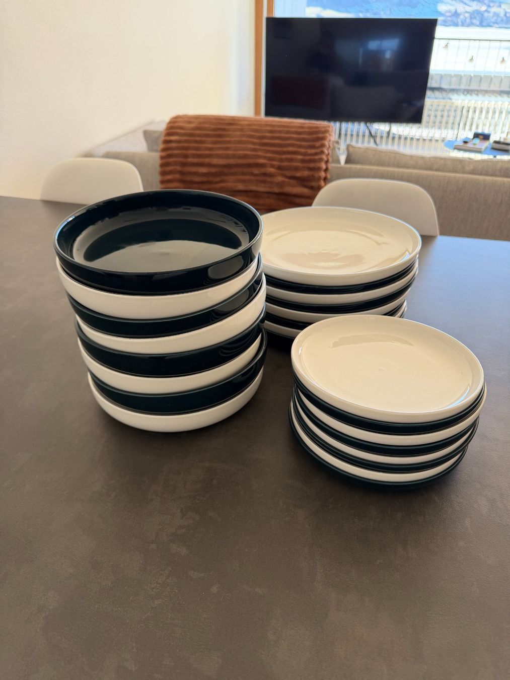 Set di piatti: MADE Teller-Set 24-teilig dunkelblau/weiss – Usato da Willerzell venduto da loerih 2