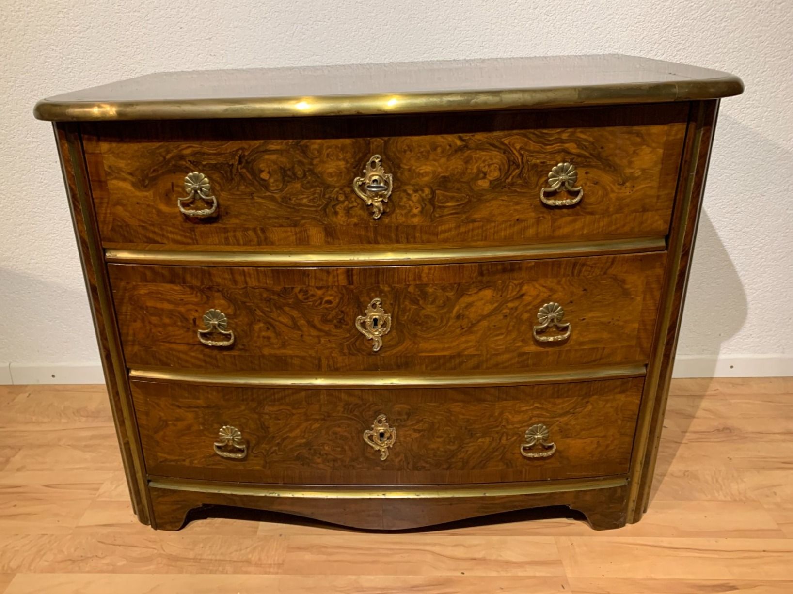 Cassettiere: Berner Barock Kommode, Mathäus FUNK um 1745, Nussbaum – Usato da Worb venduto da farben20zauber