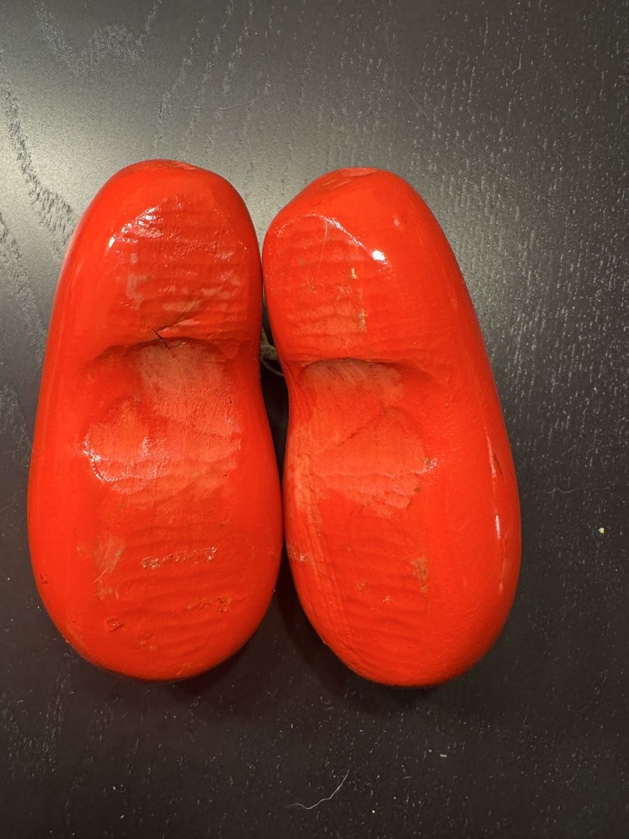 Alle Dekorationen: Rote Holzschuhe mit Blumenmuster – Gebraucht aus Erstfeld von Mario_boe0 2