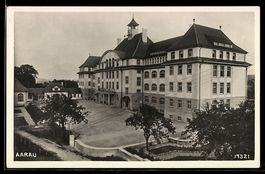 AK Aarau, Grosses Mehrgeschossgebäude mit Vorplatz
