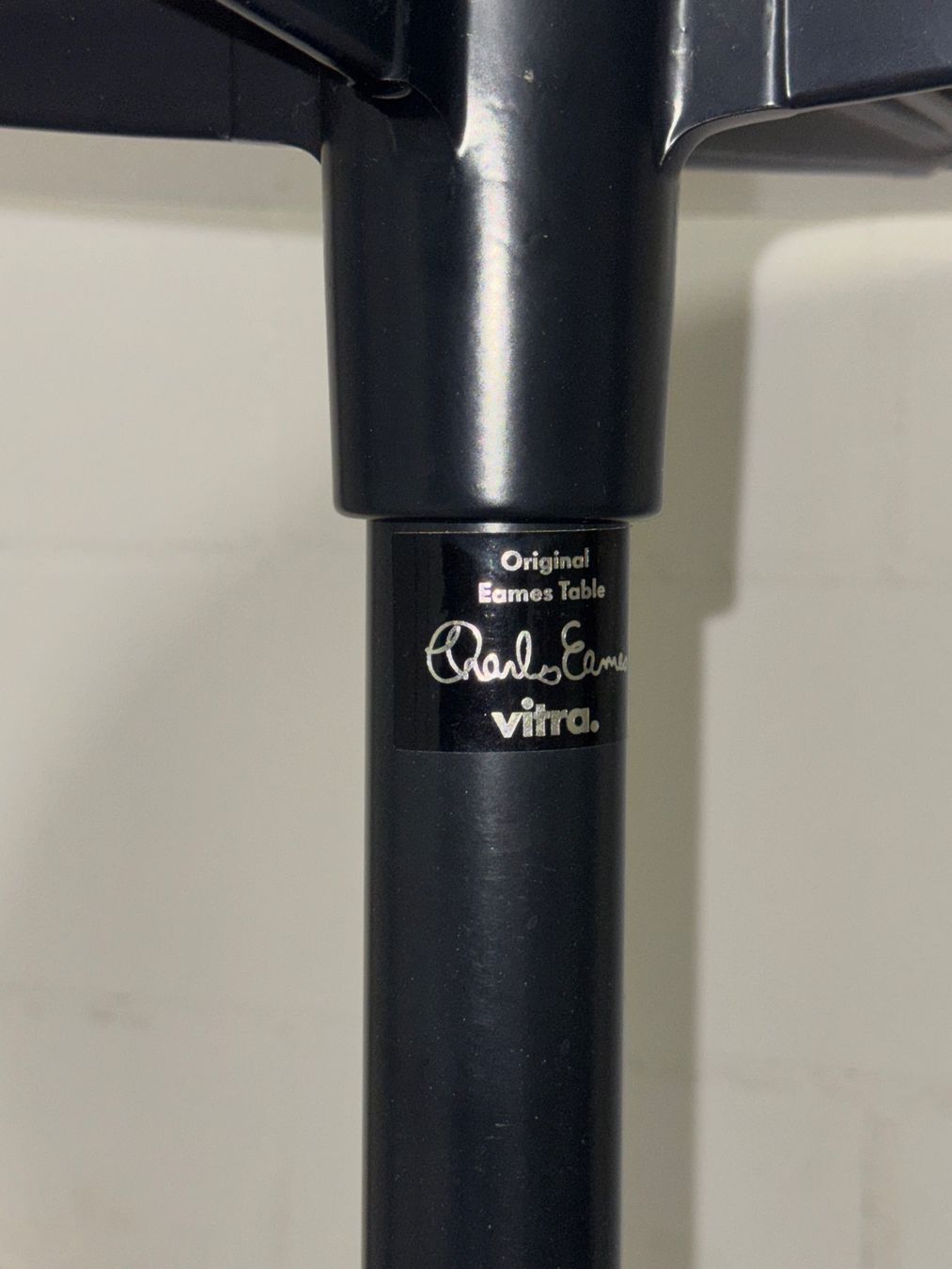 Vitra Tavoli: CHARLES & RAY EAMES, Vitra runder Tisch Durchmesser 90cm – Usato da Kaiseraugst venduto da Drasa 1