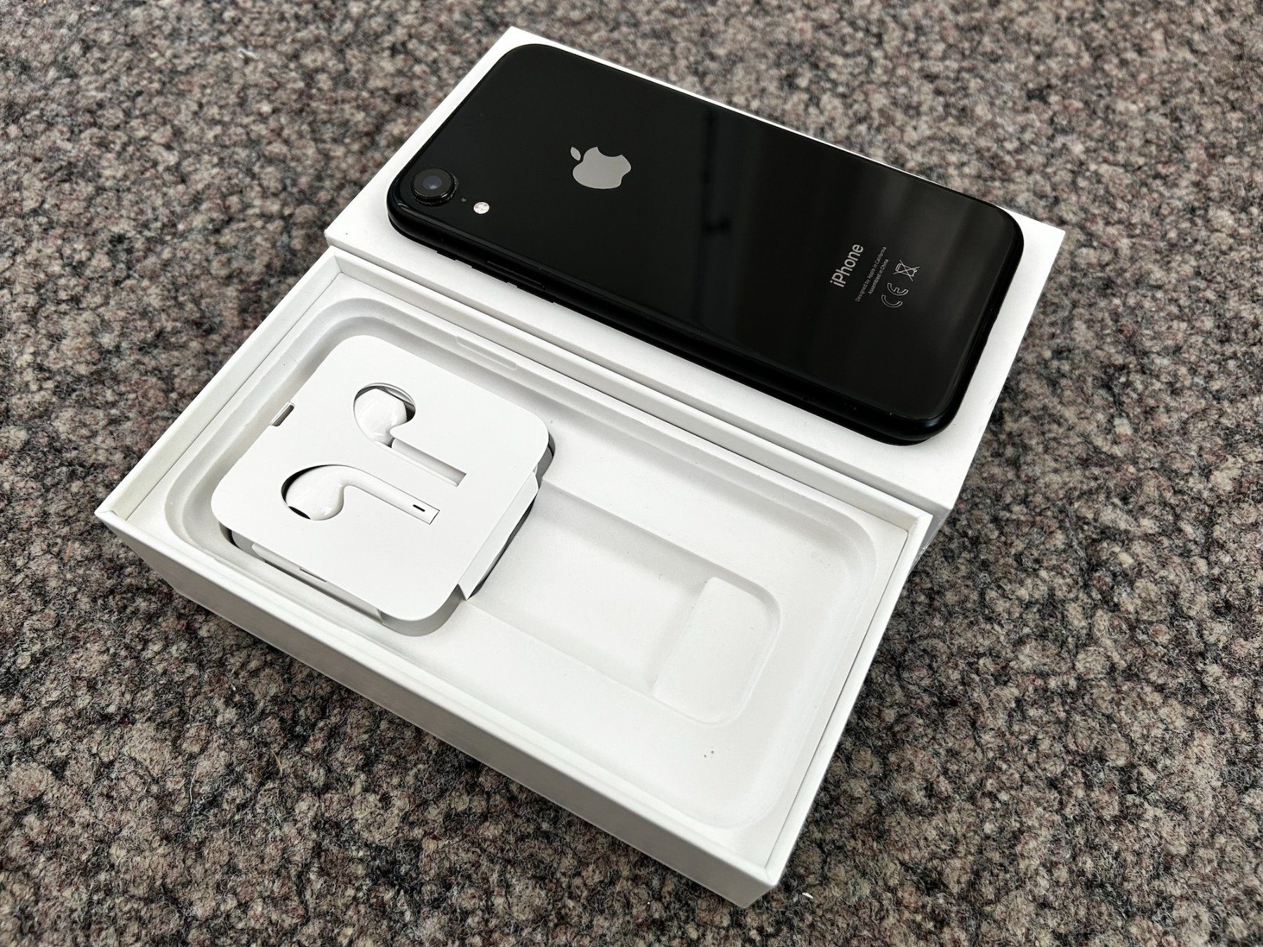 Apple Portables: iPhone XR Black 128 GB – D'occasion à Reckingen VS par Melando 1