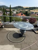 Gartentisch mit Glasplatte und Sockel aus Gusseisen