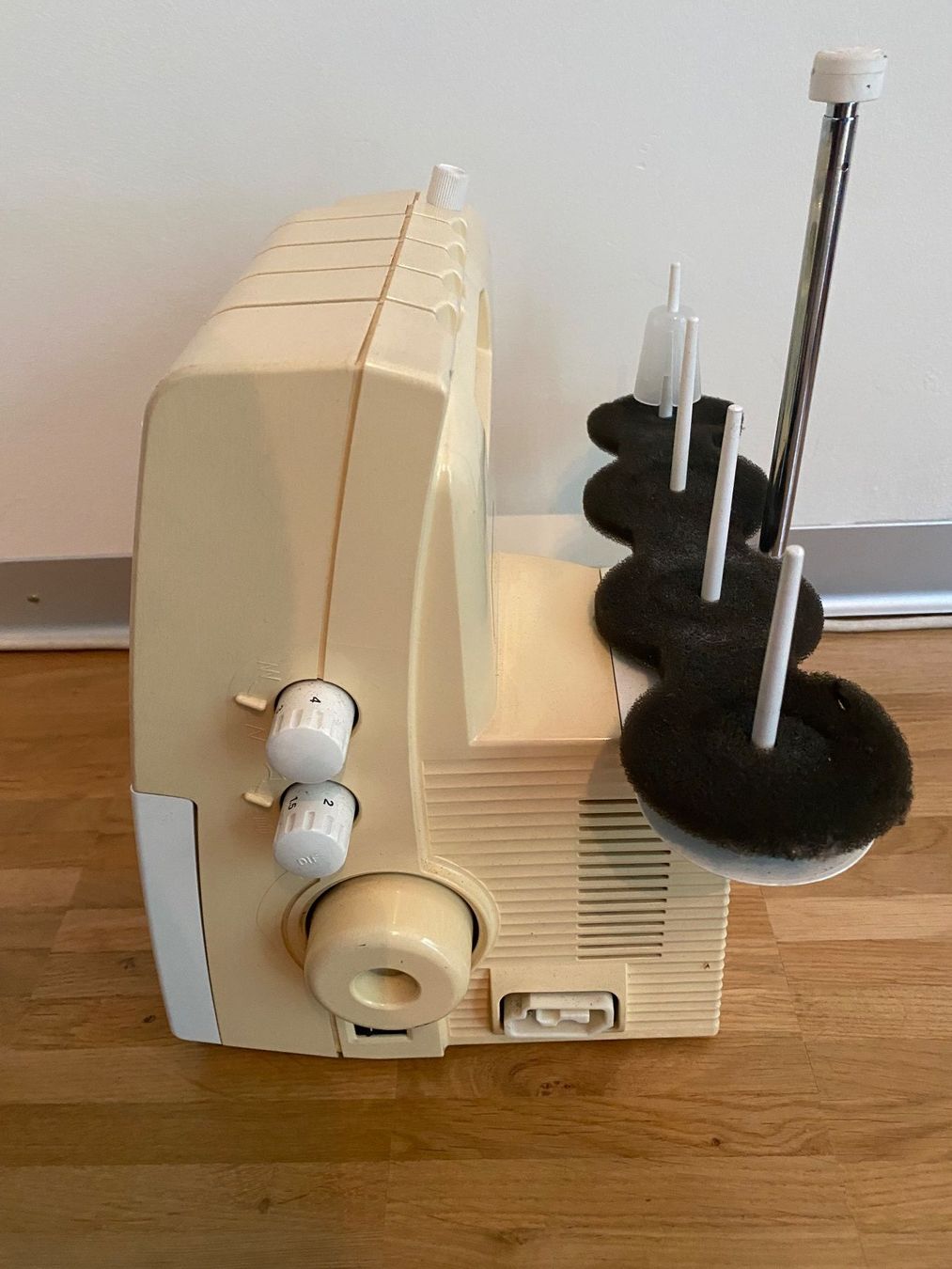Bernina Macchine da cucire: Bernina Bernette 800 D - Overlock Nähmaschine – Difettoso da Rotkreuz venduto da mia_dc2r 5