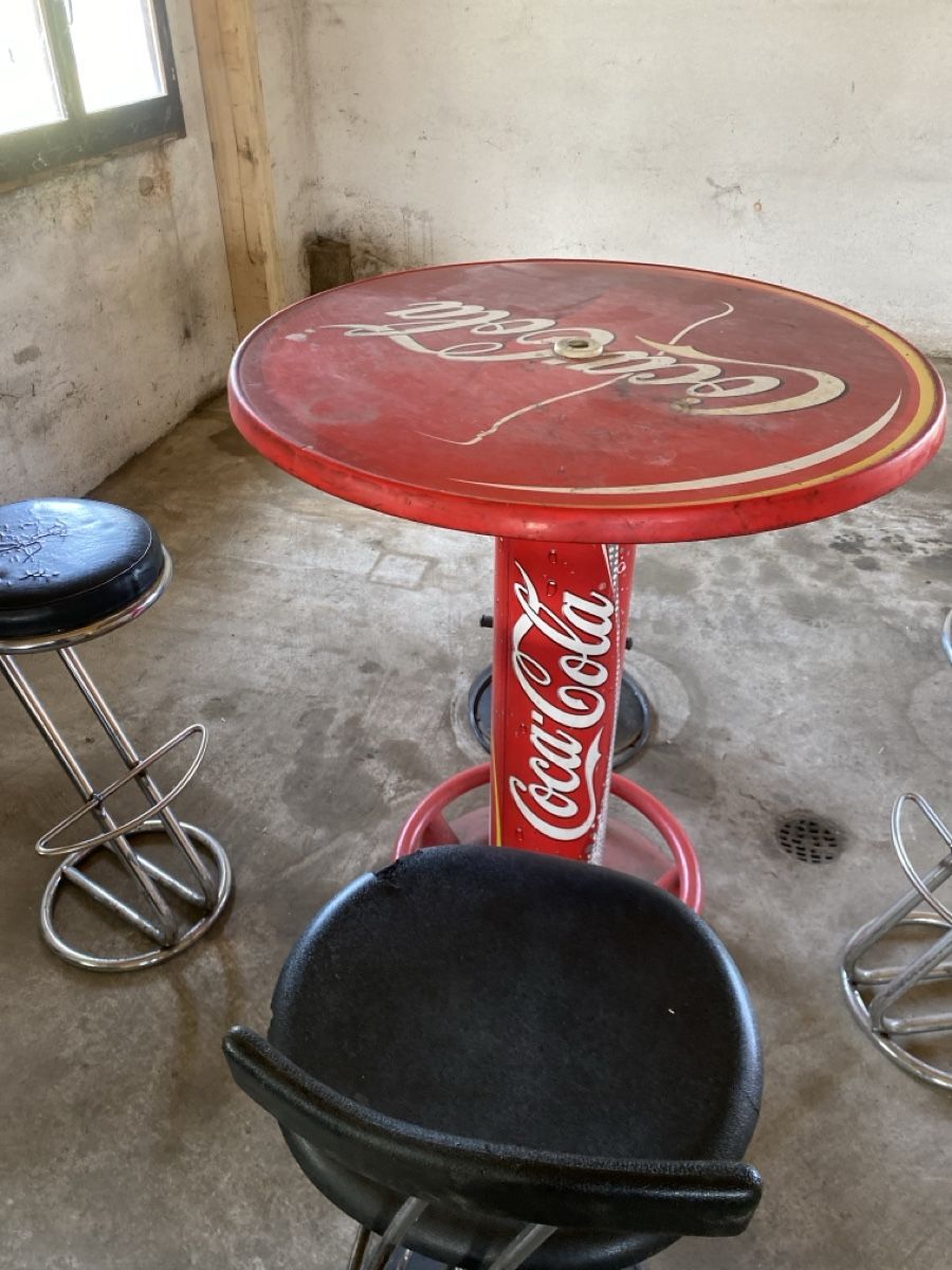 Allestimento di negozi e stand fieristici: Coca-Cola Stehtisch mit 4 Barhocker Set – Usato da Zumholz venduto da Rapid1965 1