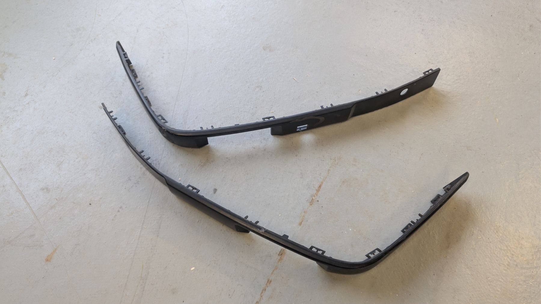BMW Tutti pezzi di ricambio auto: Zierleiste vorne Front BMW E30 – Usato da Rickenbach SZ venduto da febele 2