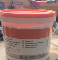 Enduit de finition pour surfaces, seau entamé