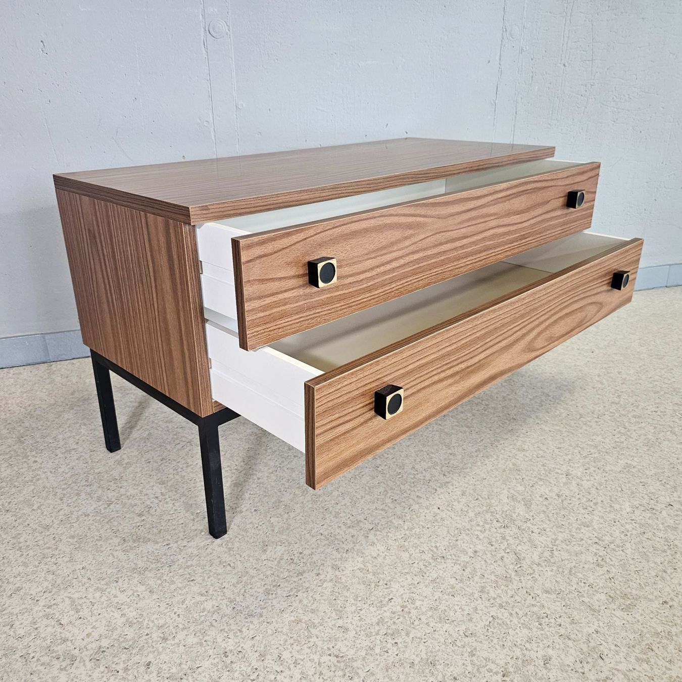 Cassettiere: Vintage 1970 Sideboard Holzoptik Kommode 2 Schubladen – Usato da Nottwil venduto da Wondewa-Shop 4