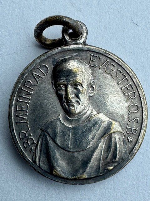 Ciondoli: ANHÄNGER BRUDER MEINRAD + MIT MUTTERGOTTES VON EINSIEDELN – Usato da Honau venduto da Ritika