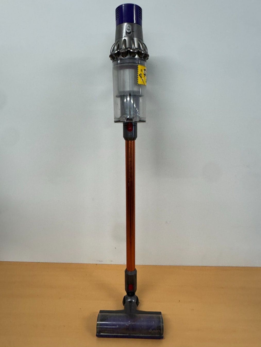 Dyson Aspirapolveri & Accessori: Dyson Cyclone V10 absolute Akku Staubsauger – Usato da Ebmatingen venduto da Revivetrade