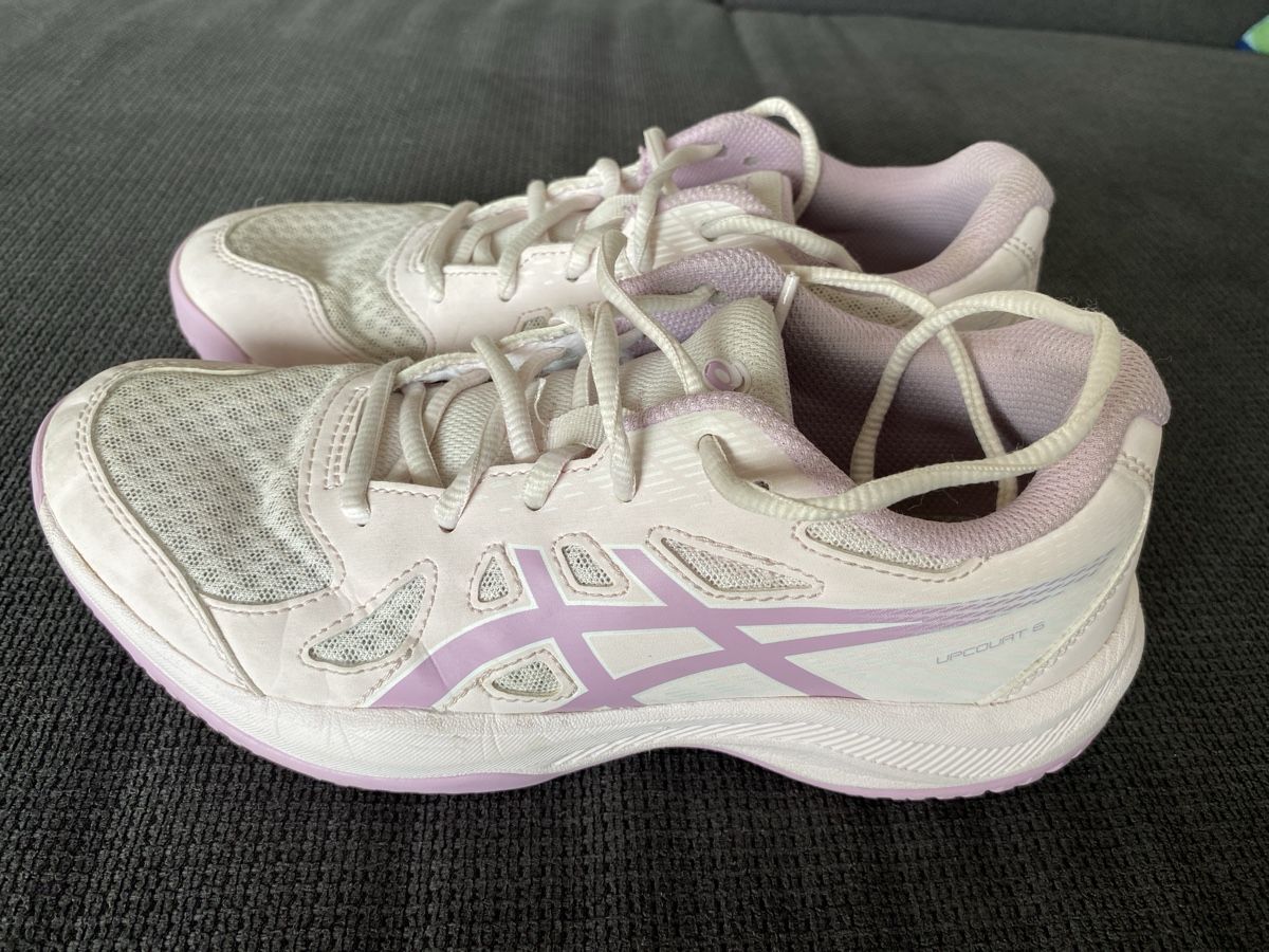 Asics Schuhe für Jungen: Asics Hallenschuhe Grösse 38 – Gebraucht aus Oberdiessbach von Magalli