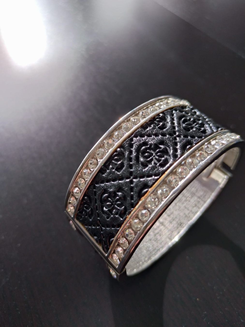Bracciali & Braccialetti: Armreif mit Leder und Steinen – Usato da Niederried Interl venduto da Icespider