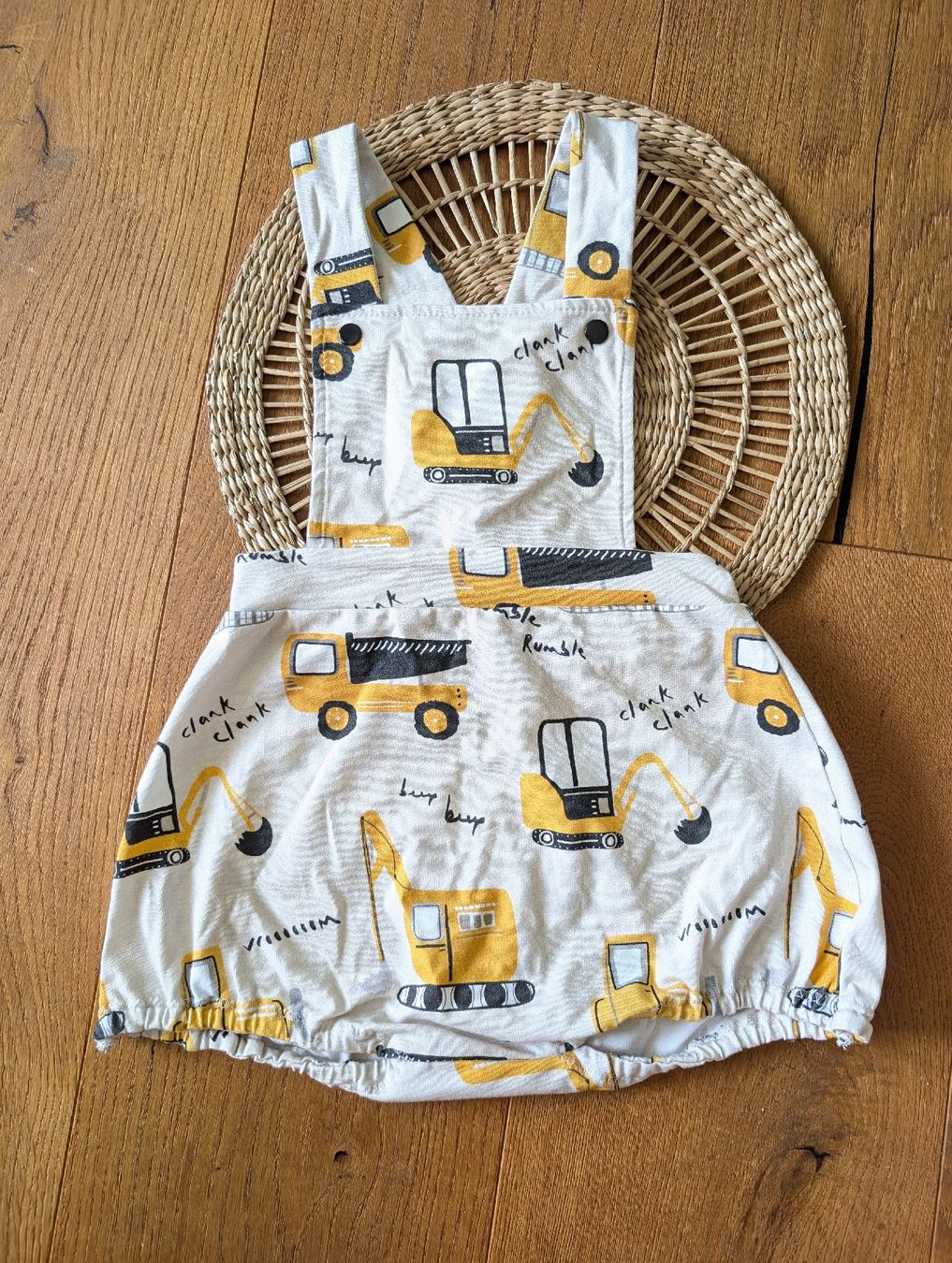 Pantaloni: 80 Handmade kurze Latzhose Bagger Baby – Usato da Wald ZH venduto da rammyly
