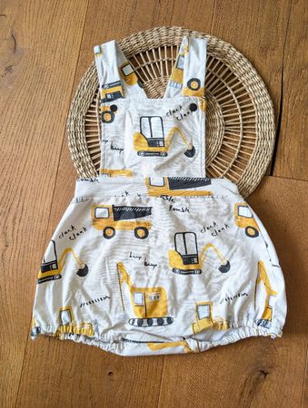 80 Handmade kurze Latzhose Bagger Baby