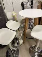 Bartisch mit 3 Barhocker (wie neu)