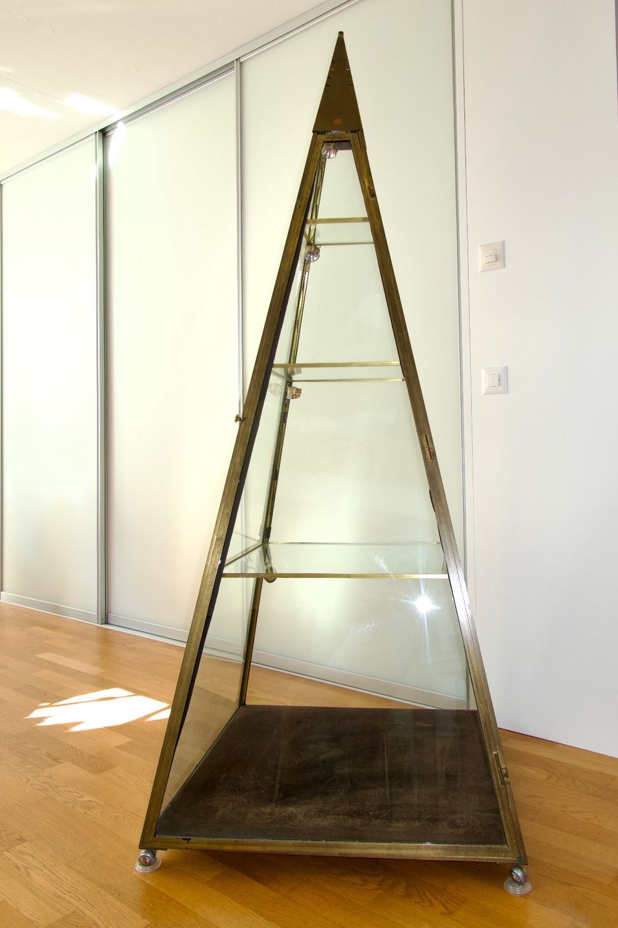 Vitrinen: Vitrine Pyramide  - Thomas Blank - signiert 1980 – Gebraucht aus Rheinfelden von bigi0956 1